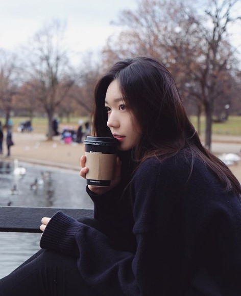 Qi Meihe có ngoại hình xinh đẹp với chiều cao ấn tượng, da trắng và tóc đen dài đúng chuẩn con gái châu Á. Những đường nét này mang đến cho con gái tỷ phú ngành xe hơi Trung Quốc vẻ ngoài thanh lịch và sang trọng.