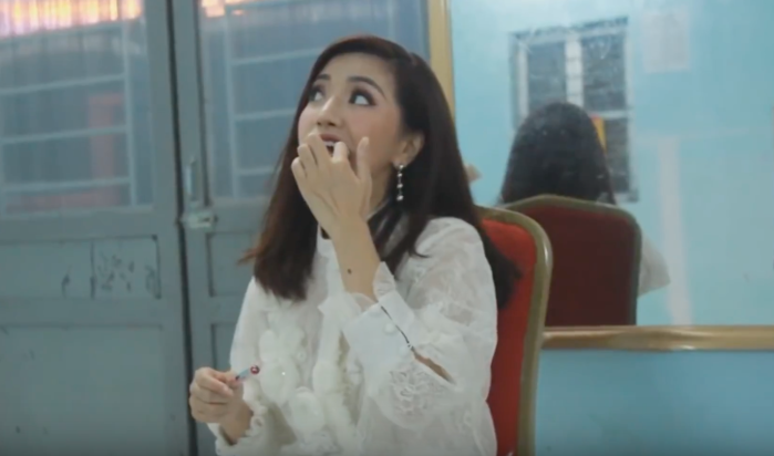 Bích Phương được biết đến là ca sĩ vô cùng "lầy" trong giới showbiz Việt. Cô nàng này luôn nghĩ ra đủ trò để khiến những người xung quanh, fan phải phì cười vì những trò "siêu lầy" của nữ ca sĩ này.