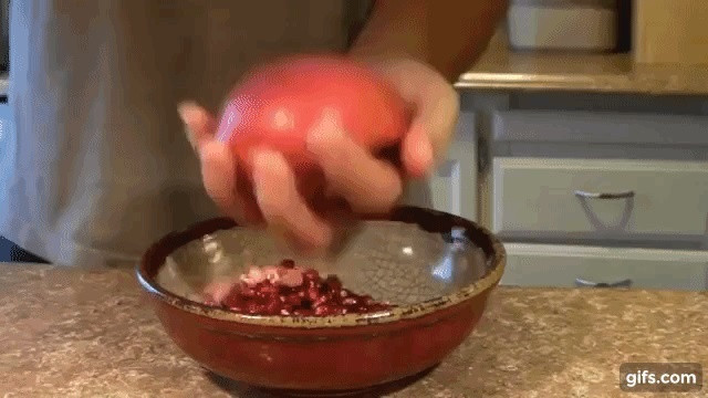 Chỉ cần cắt đôi quả lựu, dùng muỗng gõ nhẹ để hạt lựu rơi ra, bạn sẽ không phải ngồi bóc từng hạt nữa.
