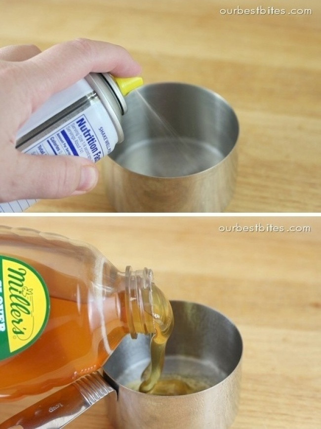 Xít một ít dung dịch chống dính (cooking spray) vào dụng cụ đo lường mỗi khi có nguyên liệu dính như mật ong hay bơ đậu phộng.