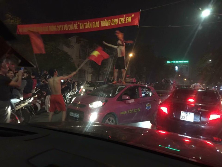 Thanh niên quá khích trèo lên nóc xe ô tô đang di chuyển được ghi lại tại TP Hải Phòng.