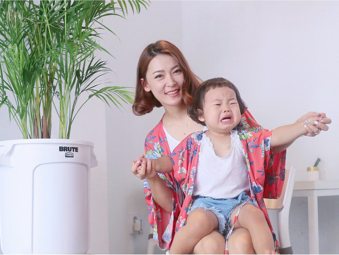 Mẹ của Hye Ju rất chăm chỉ cập nhật thường xuyên ảnh của con gái lên instagram, dù đó chỉ là những bức ảnh chụp vô tình hay không có sự đầu tư kỹ lưỡng về hậu kỳ nhưng vẫn thu hút sự quan tâm của rất nhiều fan hâm mộ.