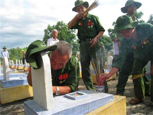 Từng đoàn các đồng đội xưa quay trở về thăm chiến trường xưa và đặc biệt là thăm những đồng chí, đồng đội của mình đã nằm lại đất khách quê người.