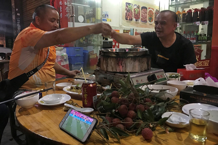 Thịt chó là một món ăn truyền thống tại nhiều vùng ở phía nam Trung Quốc. Kinh nghiệm dân gian cho các món ăn này có lợi cho cơ thể vào mùa nóng. Tuy nhiên, nhiều tổ chức bảo vệ động vật đã phản bác quan điểm này. (Ảnh: Reuters)