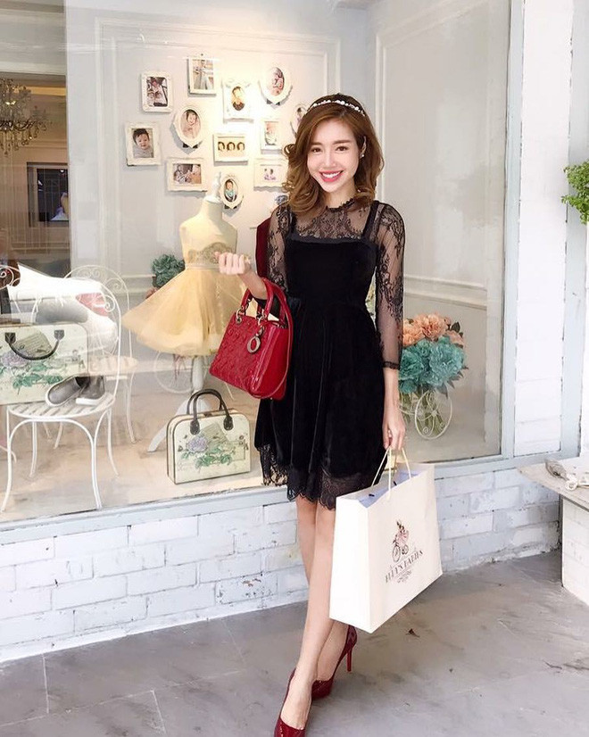Cuộc sống sang chảnh ở Mỹ lẫn Việt Nam của Elly Trần trong những căn nhà biệt thự lại càng khiến người khác choáng ngợp hơn. Theo đó, cô nàng chính thức đứng ra kinh doanh riêng về thời trang trẻ em tại Việt Nam nên cuộc sống của 3 mẹ con Elly rất đầy đủ và tiện nghi.