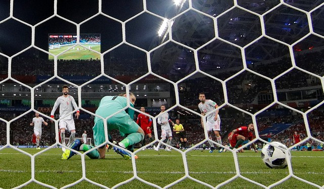 Nếu nhìn tổng thể của trận đấu, HLV Fernando Santos đã chủ động để Ronaldo thi đấu với đúng vị trí sở thích của mình, đó là tiền đạo dạt cánh và cũng chính siêu sao này là điểm nhận bóng cho những pha phản công chớp nhoáng của ĐT Bồ Đào Nha nhằm trừng phạt sai lầm của hàng phòng ngự Tây Ban Nha.