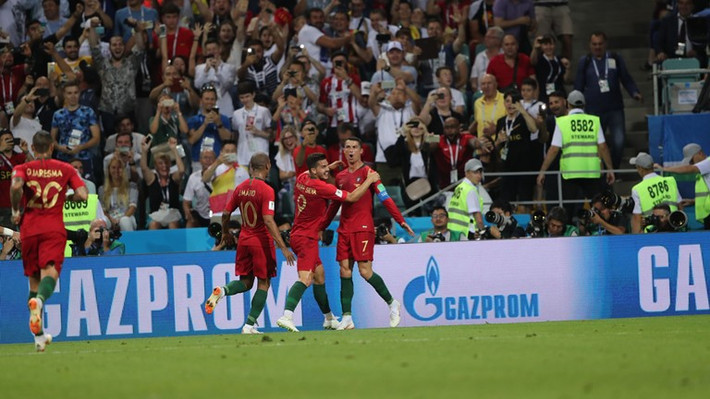 Sau trận đấu, nhìn vào những chỉ số của Ronaldo, nhiều người còn cảm thấy choáng khi hiệu số của cầu thủ siêu sao này quả là "vi diệu" khi cả trận đấu anh chạm bóng 57 lần, 7 cú dứt điểm và 3 trong số đó trở thành bàn thắng.