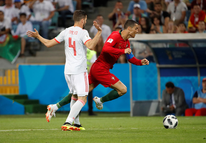 Trong trận Bồ Đào Nha - Tây Ban Nha rạng sáng nay (16/6), phút 87 sự tinh quái của Ronaldo đã mang về cho Bồ Đào Nha một quả đá phạt trực tiếp với góc sút rộng. Và trên chấm đá phạt, Cristiano Ronaldo đã có cú sút phạt thành bàn trong sự ngỡ ngàng của thủ thành xuất sắc De Gea. Cuộc thư hùng hấp dẫn nhất lượt trận đầu tiên World Cup 2018 đã kết thúc với tỷ số hòa 3-3. Sau trận đấu này, người được nhắc đến nhiều nhất đó là Cristiano Ronaldo với cú hat-trick và đây cũng là cú hat-trick đầu tiên của VCK World Cup năm nay.