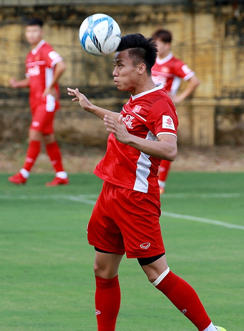 Trung vệ quê Nghệ An đã thực hiện 174 đường chuyền sau 4 trận đấu, trong đó có 144 đường chuyền chính xác, đạt tỷ lệ 82,8%. Đáng chú ý, 42,5% đường chuyền của Quế Hải hướng lên tuyến trên.