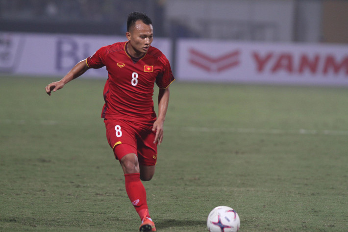 Tại AFF Cup 2018, Trọng Hoàng đá hậu vệ biên thay Văn Thanh. Cầu thủ của FLC Thanh Hóa đang hoàn thành tốt nhiệm vụ được giao.