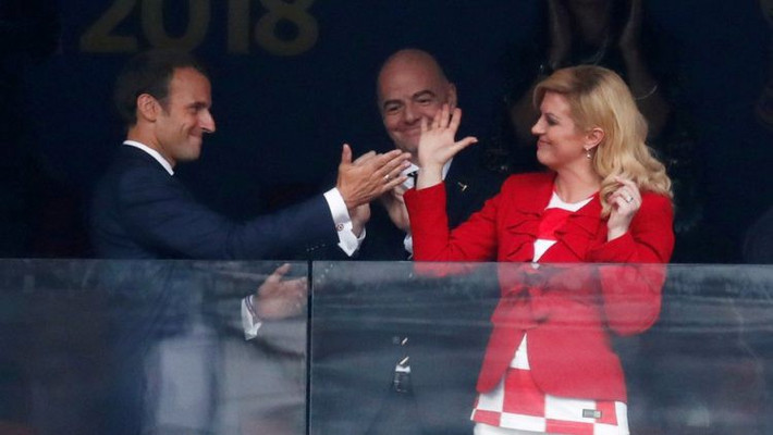 Tổng thống Pháp và Tổng thống Croatia bắt tay hữu hảo trước khi trận chung kết World Cup 2018 diễn ra.