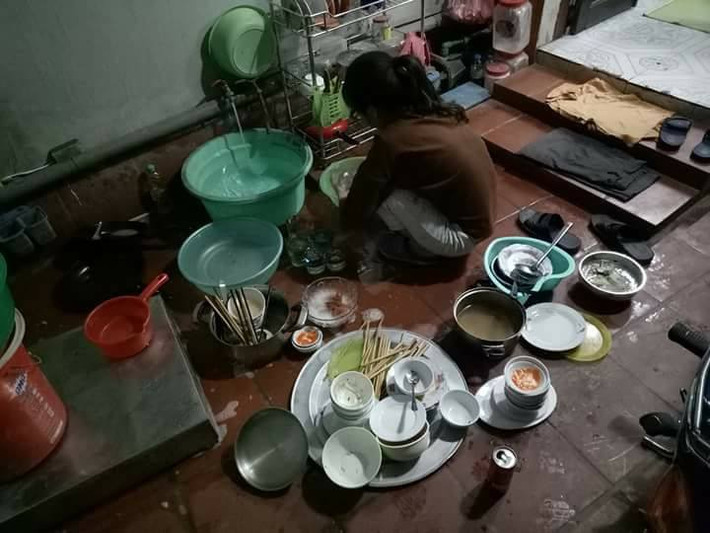 Sau ngày nghỉ Tết, các chị em lại có dịp lên mạng xã hội với tâm trạng vui tươi chia sẻ rằng: "May quá, hết Tết rồi, hết phải lo cắm mặt vào chồng bát đĩa cao hơn ngọn núi".