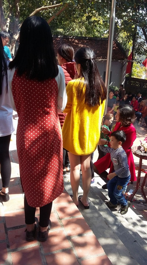 "Không hiểu cô gái đó nghĩ gì mà lại mặc đồ như thế đi lễ đền chùa. Chưa nói đến việc hợp lễ nghi hay không, mặc đồ như thế ra đường đã là quá xấu rồi". Nickname Hoàng Minh Tuấn chia sẻ.
