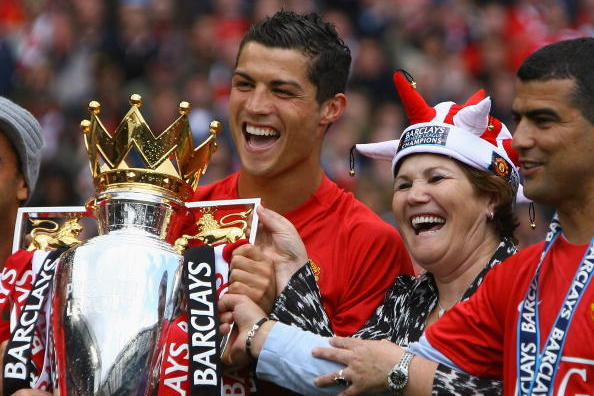 Chuyển nhượng bóng đá từ Sport, mẹ Ronaldo đã xúi con trai từ chối PSG để trở về MU vì tình nghĩa.