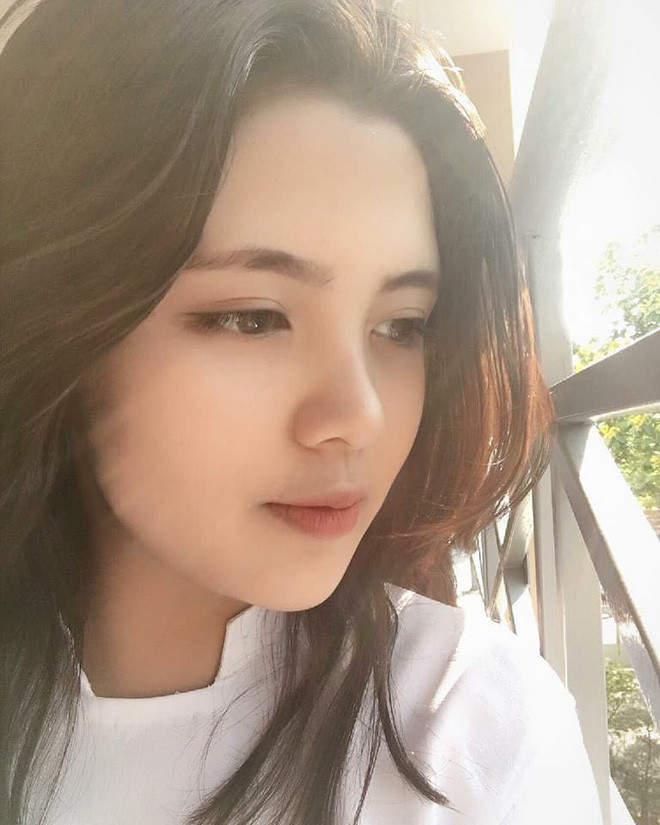 Thậm chí, trên các fanpage nhiều dân mạng đã có nhận xét về nữ sinh 10X: "Cô gái có làn da bánh mật thu hút". Bức ảnh nhanh chóng nhận được hàng nghìn lượt like và bình luận xin "info" để kết bạn, làm quen.
