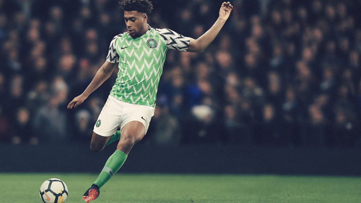 Ngay sau khi ra mắt, mẫu áo đấu của Nigeria tại World Cup 2018 nhận vô số lời khen từ người hâm mộ. Hãng sản xuất đưa vào rất nhiều chi tiết, song tất cả kết hợp cùng nhau hài hòa, không gây cảm giác khó chịu cho người xem.