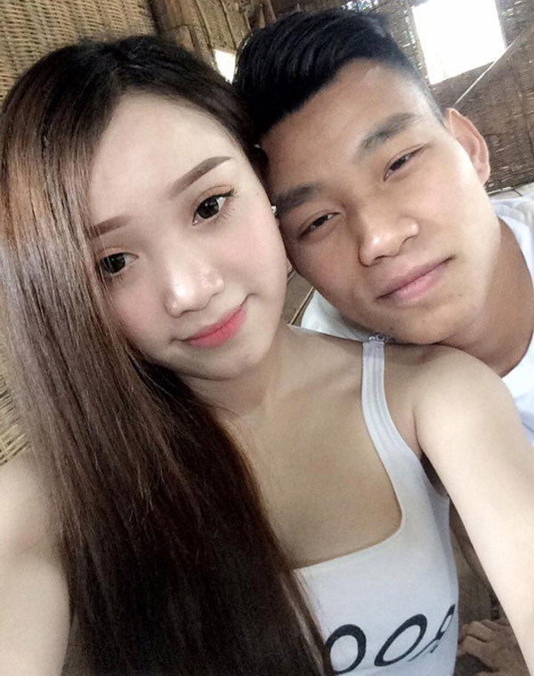 Cách đây vài tháng, Văn Thanh và Bảo Trân cũng thể hiện sự lãng mạn khi kỷ niệm tròn 2 năm yêu nhau. Đôi trai tài gái sắc đã trao nhau nụ hôn đầy ngọt ngào.