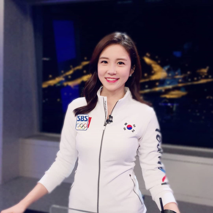 Năm 2014, với vai trò phóng viên đài truyền hình SBS (Hàn Quốc), Jang Ye Won nhận nhiệm vụ bay sang Brazil đưa tin về trận cầu giữa Tây Ban Nha và Chile trong khuôn khổ vòng chung kết World Cup. Tại đây, khoảnh khắc ngọt ngào của cô nàng này bất ngờ lọt vào ống kính máy quay và vô tình "gây bão" trước cả khi bản tin lên sóng.