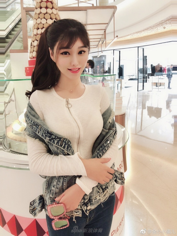 Theo tìm hiểu, cô gái gây chú ý này có nickname trên mạng xã hội là Kim Tiểu Miêu Nhi, là một hot girl đi theo hình ảnh trưởng thành, gợi cảm.