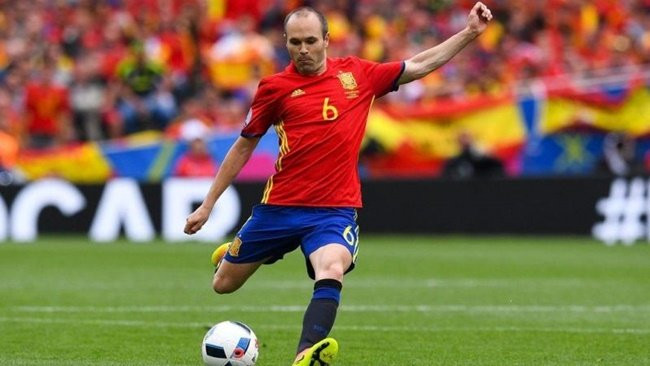 Andres Iniesta được đánh giá là một trong những tiền vệ hay nhất ở thế kỉ 21. Mặc dù đã bước sang tuổi băm, nhưng Iniesta vẫn là nhân tố then chốt nơi hàng tiền vệ cực mạnh của Tây Ban Nha.