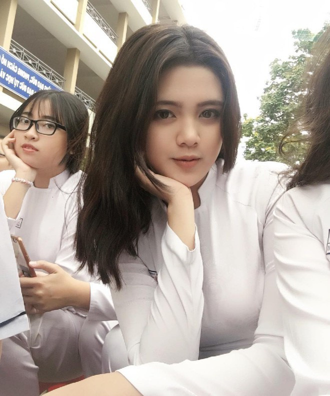 Cô bạn sở hữu đôi mắt to tròn, môi chúm chím xinh và sống mũi hài hoà.
