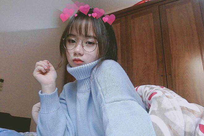 Sở hữu gương mặt xinh đẹp như búp bê, đôi môi chúm chím, mái tóc dài tạo kiểu điệu đà và điểm cộng là cặp kính thời trang, Kiều Trang đẹp lung linh qua từng bức ảnh tự sướng được đăng tải trên trang cá nhân Instagram.