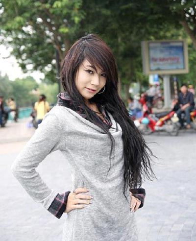 Trong 6 tháng điều trị, người đẹp phải tiến hành mổ 3 lần. Do sức khỏe suy kiệt nên Dạ Ly chỉ còn nặng 30kg trước khi mất. "Tôi chưa từng thấy người con gái nào cứng rắn mà lạc quan như em ấy. Dù mắc bệnh nhưng Dạ Ly vẫn thích làm đẹp như những bạn gái khác và không muốn ai phải lo lắng cho mình", người bạn này chia sẻ.