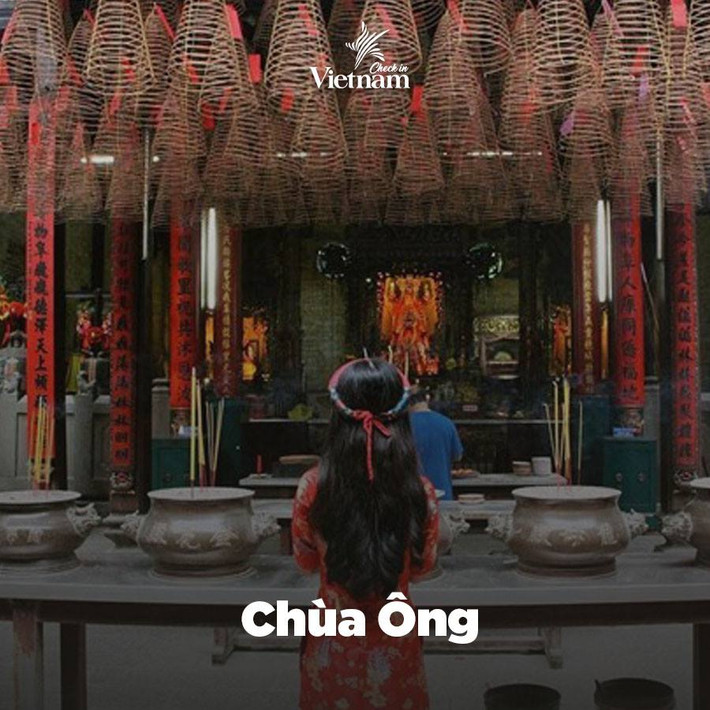 Nằm trong khu phố người Hoa, chùa Ông mang đậm chất Trung Quốc, với đại điện và những chiếc lư hương bằng đồng lớn giữa sảnh.