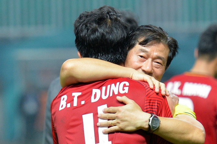 Trước đó, Ông Bae Ji-won là HLV Hàn Quốc đầu tiên dẫn dắt các CLB ở Thái League 1 như Thai Tobacco Corporation, Rayong FC và Saraburi FC.