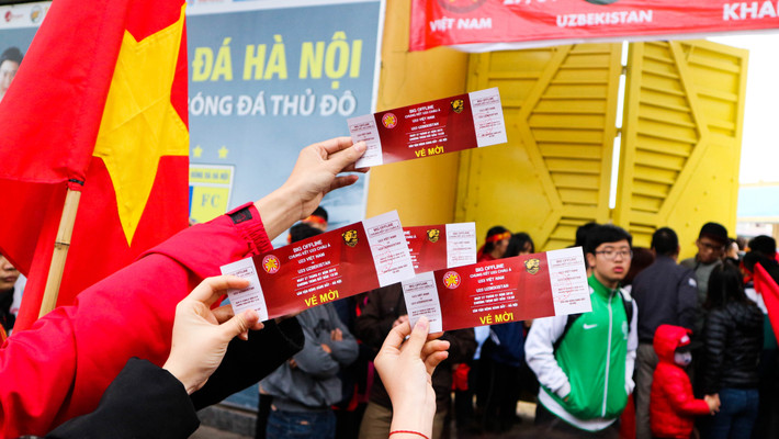 Bên cạnh đó, các CĐV cũng rất tin tưởng vào chiến thắng cho các cầu thủ U23 Việt Nam. Bạn Minh Tâm (25 tuổi, Hà Nội) chia sẻ: "Bọn em tới từ trường ĐH Tài Nguyên và Môi Trường, bọn em đã phải xuống SVĐ từ rất sớm để sở hữu những tấm vé cổ vũ các cầu thủ và bọn em tin tưởng vào 1 chiến thắng cho các cầu thủ Việt Nam để mang chiếc cúp danh giá về. Việt Nam vô địch".