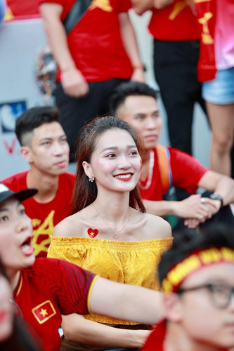 Với gương mặt xinh xắn cùng nước da trắng nổi bật, Ngọc nữ ngay lập tức thu hút nhiều sự chú ý từ truyền thông cũng như nhiều người xung quanh.