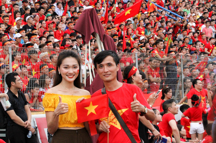 Một CĐV U23 Việt Nam đã xin chụp ảnh cùng người đẹp top 10 Hoa hậu Hoàn Vũ.