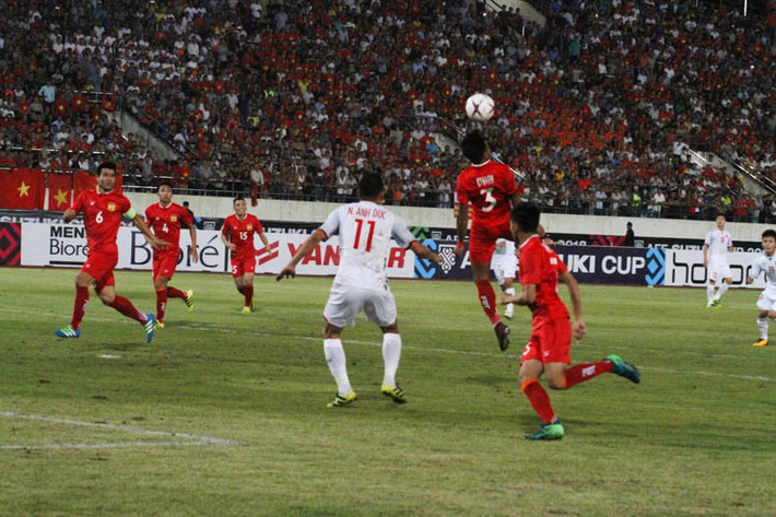Đội tuyển Việt Nam đã có chiến thắng đầu tiên trong hành trình tại AFF Cup 2018 trước đội tuyển Lào nhờ những bàn thắng của Công Phượng, Anh Đức và Quang Hải.