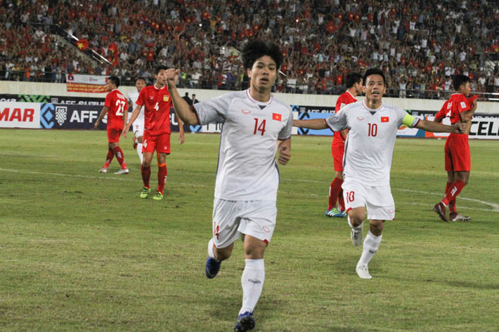 Đặc biệt trong chiến thắng đầu tiên của đội tuyển Việt Nam tại AFF Suzuki Cup 2018, Công Phượng là người được nhắc tới nhiều nhất với bàn thắng mở tỷ số từ cú cứa lòng góc phải cực đẹp.