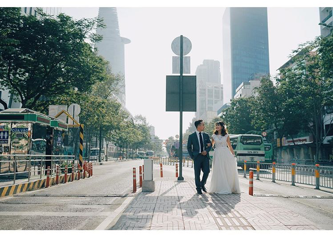 Chỉ cần biết lựa góc và canh thời điểm, thì bạn sẽ dễ dàng có được một bộ ảnh cưới khá lạ mắt. ngay ở trạm xe buýt giữa Sài Gòn.