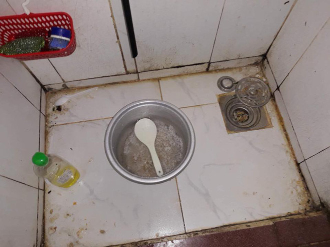 Theo chia sẻ thì hình ảnh được ghi lại tại căn phòng trọ lôi thôi, bừa bộn thậm chí rất bẩn thỉu khi nấm mốc bám đầy, từ đồ dùng sinh hoạt đến đồ dùng cá nhân này chính là siêu phẩm của một cô gái cùng phòng trọ.