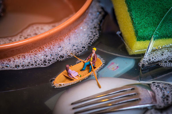 Peter đã mất 2 năm để tạo nên bộ ảnh Tiny Wasteland - một thế giới tí hon thu nhỏ độc đáo được ra mắt.