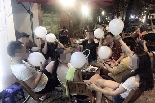Bóng cười, hay còn được gọi là funkyball, đã xuất hiện vài năm trở lại đây và trở thành thú chơi của giới trẻ Hà thành. Nếu như khi mới xuất hiện, bóng cười chỉ được mua bán tại các quán bar, karaoke cho các "dân chơi" thì thời gian qua khách hàng có thể dễ dàng mua trực tiếp bóng cười trên vỉa hè Hà Nội.