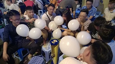 Nếu cuối tuần lên những con phố "ăn chơi" như Mã Mây, Tạ Hiện, Lương Ngọc Quyến, Đào Duy Từ... sẽ thấy nhan nhản hình ảnh giới trẻ tụ tập lại theo nhóm, không chỉ uống bia, hút thuốc, hút shisha mà còn rủ nhau hít bóng cười, sau đó lắc lư theo điệu nhạc.