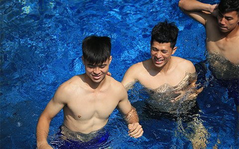 Duy Mạnh, Đình Trọng và Văn Đức có màn khoe body dưới nước trong bài tập đi bộ dưới nước.