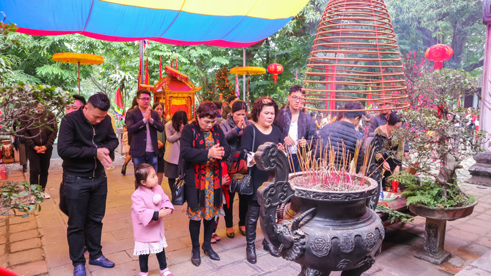Có mặt tại đền Voi Phục - một trong Thăng Long Tứ Trấn cổ, đã có rất nhiều người dân tới đây để đi lễ. Theo ghi nhận của PV Kiến Thức, năm nay công tác tổ chức ở địa điểm này khá tốt. Tình trạng chèo kéo, chặt chém khách hoàn toàn không có.