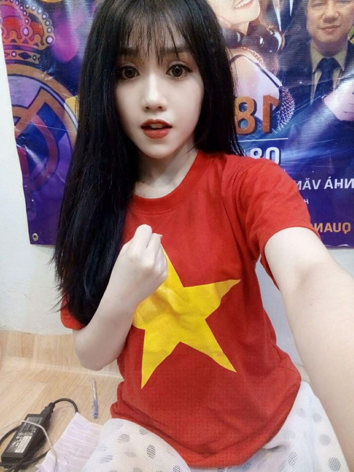 Không màu mè, không chuẩn bị công phu song đoạn clip của hai cô gái nhanh chóng gây bão mạng. Bằng chứng là chỉ sau vài giờ đăng tải, đoạn video đã cán mốc hơn 210.000 lượt xem, hàng chục nghìn lượt chia sẻ, thích và bình luận.