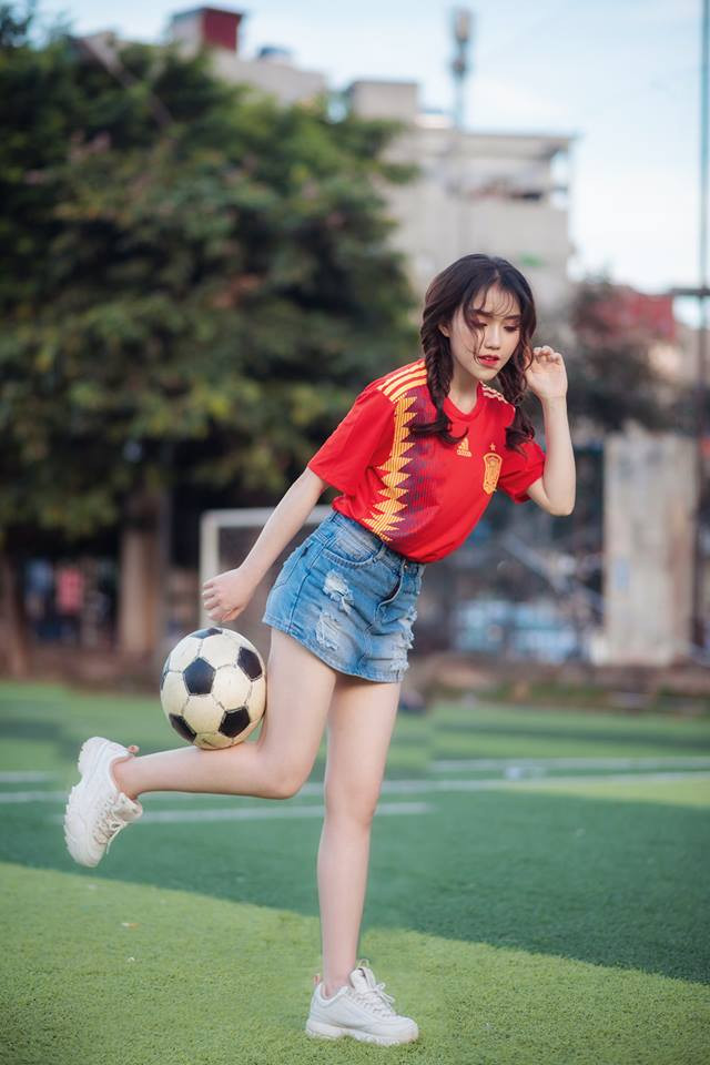 Dự đoán về ngôi vương năm nay tại giải vô địch World Cup 2018, Thùy Dung thẳng thắn chia sẻ rằng cô mong đội bóng yêu thích của mình vô địch và những cầu thủ sẽ thi đấu với 200% sức lực để mang đến những trận đấu đẹp mắt phục vụ khán giả trên khắp thế giới.