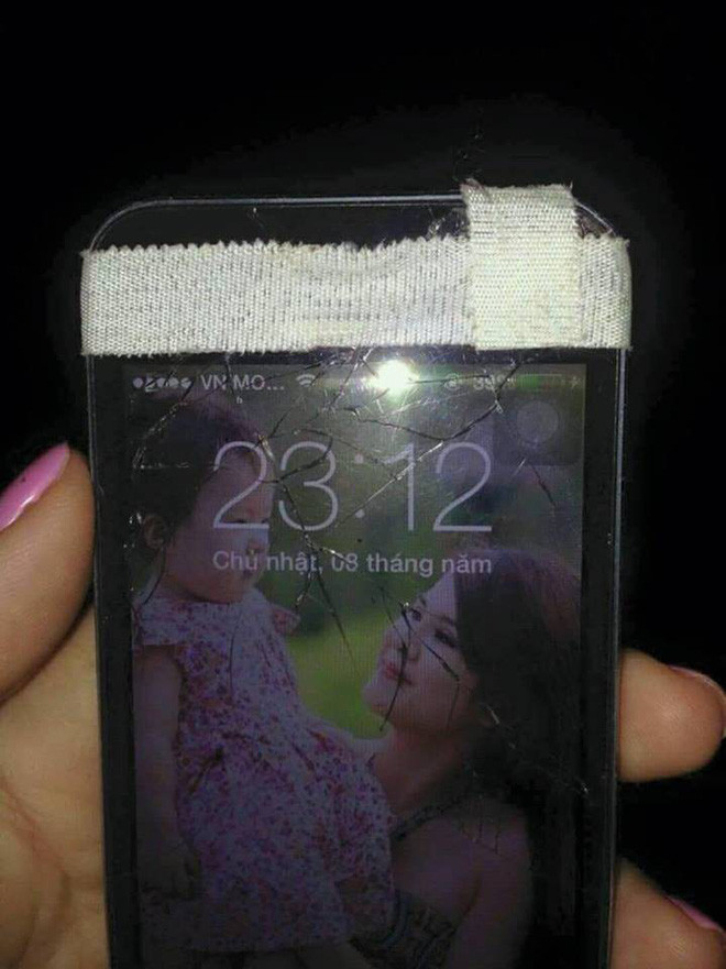 Mới đây, trên một Facebook page Việt Nam có đăng lên một chiếc smartphone với phần vỏ bị xước và rỉ sét rất nhiều cùng lời chia sẻ '' Mọi người có ai dùng điện thoại không ốp lưng như mình không?''.