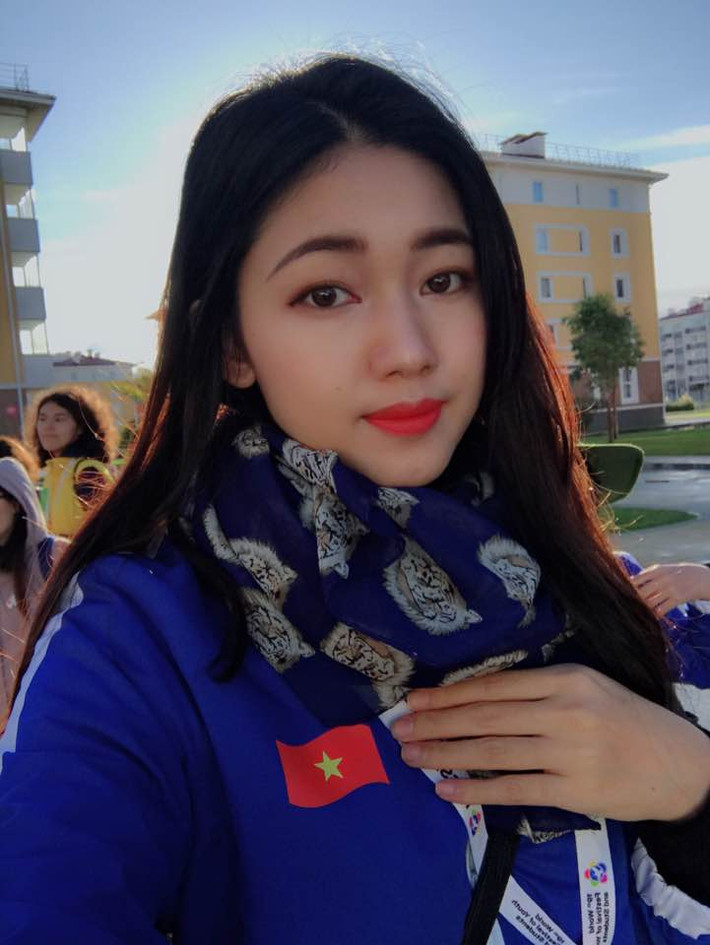 Đi với đoàn của Á hậu Việt Nam Ngô Thanh Thanh Tú sang Trung Quốc cổ vũ U23 Việt Nam lần này còn có các cái tên vô cùng nổi tiếng như người mẫu kiêm diễn viên điện ảnh Bình Minh hay MC hài hước, dí dỏm Quyền Linh.