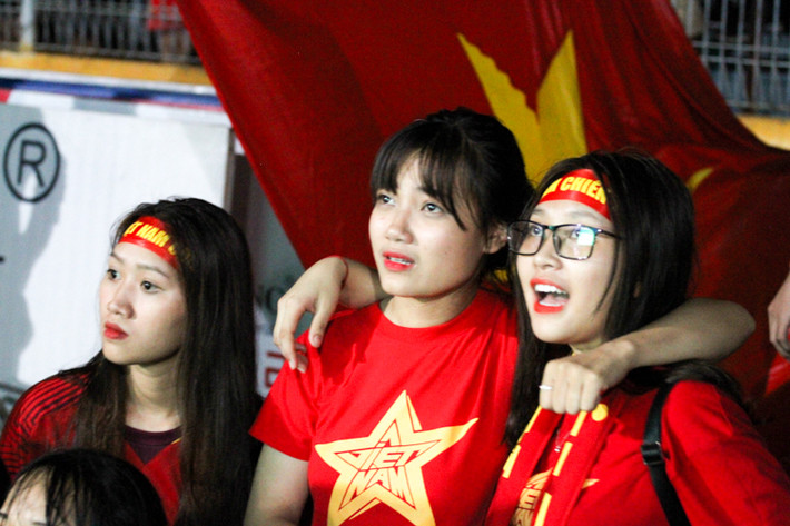 Cùng ngắm những khoảnh khắc cực xúc động của nữ CĐV Olympic Việt Nam bật khóc "ngon lành" sau chiến tích của đội nhà.
