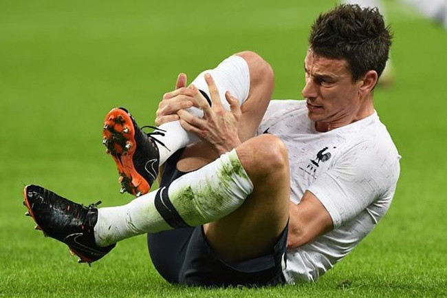 Laurent Koscielny lỡ hẹn VCK World Cup 2018 sau pha chấn thương đầu gối nghiêm trọng trong trận bán kết Europa League với Atletico Madrid. Đây không chỉ cơn đau đầu của HLV Arsène Wenger, mà thuyền trưởng tuyển Pháp, ông Diedier Deschamps cũng tỏ ra bị động.