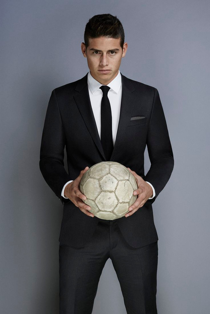 Ở World Cup 2014, James Rodriguez là một trong những cái tên gây chú ý nhất không những bởi tài năng mà còn vì vẻ điển trai cuốn hút. 4 năm sau, trở lại với sân chơi World Cup, James vẫn là ngôi sao sáng nhất phía ĐT Colombia.