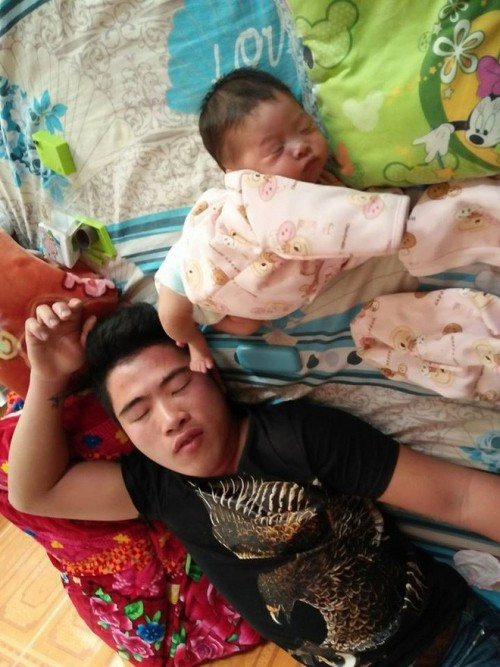 Không chỉ có nét mặt, dáng hình giống mà những đứa trẻ còn có thần thái hệt như bản sao của bố. Từ dáng nằm ngủ lúc vô thức của 2 bố con cho đến biểu cảm gương mặt đều không hề lệch nhau một chút nào.