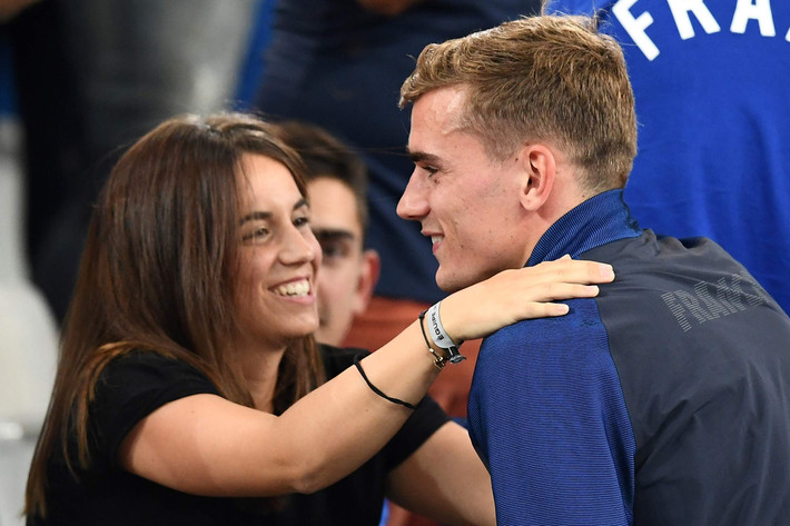 Theo AS, Griezmann đã nói với các bạn thân của mình rằng sẽ ở lại Atletico vì vợ và gia đình anh hạnh phúc ở Madrid